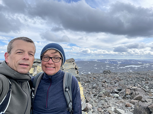 Toppen af Halti med den gule varde i baggrunden