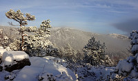 View towards Viggohytten from snow-covered Eikelifjellet.