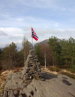 Gullsteinen with flag