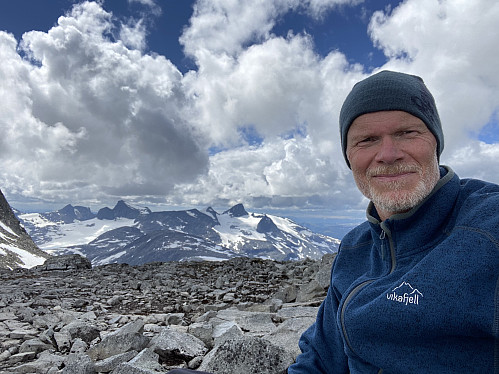 Pause i skardet nord for Uranostind med Falketind og Stølsnostind i bakgrunnen