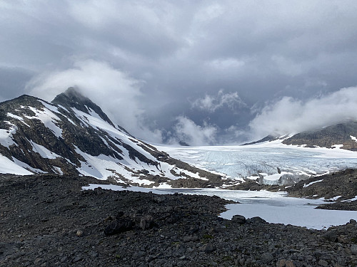 Tilbakeblikk mot sørryggen vi gikk opp og Uranosbreen vi kom ned