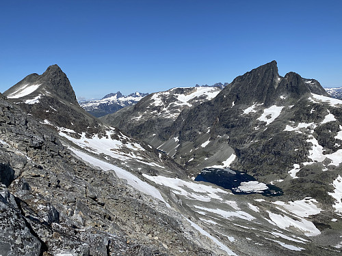 Straks oppe på Koldedalsryggen med formidabel utsikt over Morka-Koldedalen og dens to mektige voktere