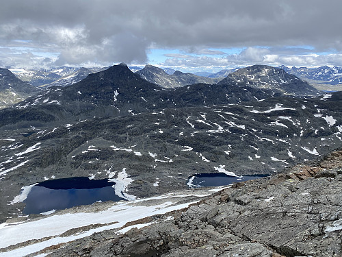 Mot Mjølkedals- og Sjogholstinden og de vakre Øvre Mjølkedalsvatna. Før Mjølkedalsbreen trakk seg tilbake, var dette ett bredemt vatn (se beskrivelse nederst i turartikkelen)