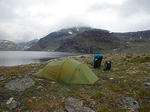 Grå start fra teltet ved Uradalsvatnet