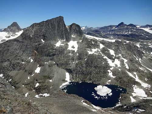Svimlede utsikt ned i Morka-Koldedalen med 1291-vatnet. Gigantene Falketind, Stølsnostind og Uranostind kjemper om oppmerksomheten