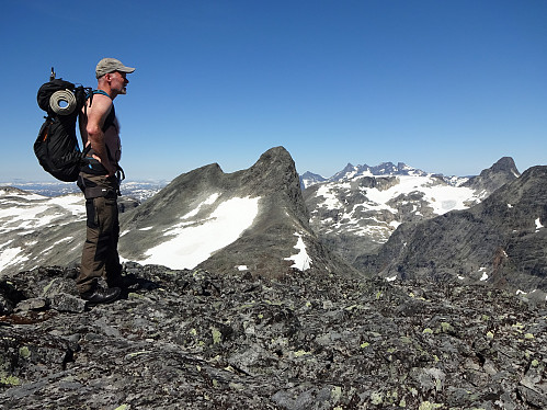 På relativt flate Koldedalstind med utsikt mot Hjelledalstind. Utsikten har også åpnet seg mot Hurrungane