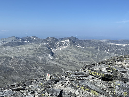 Mot Smiubelgen med Veslesmeden og Trolltinden (like bak og til høyre), Storesmeden, Steet og Ljosåbelgen