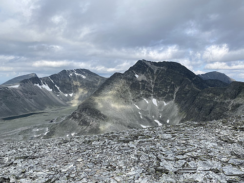 På toppryggen med utsikt mot Storesmeden. Bak til høyre sees Trolltinden og til venstre Steet og Ljosåbelgen