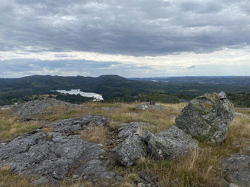 På Midtfjellet med utsikt mot Holmavatnet og Førlandsfjorden med de nye vindmøllene ved Gismarvik mot horisonten
