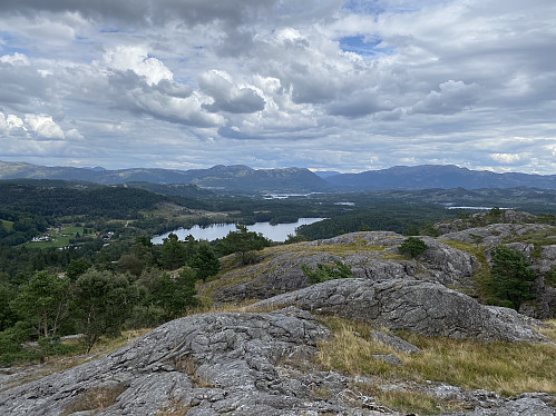 Mot Husavatnet med Brekke. Bakerst ser vi bl.a. Strandfjellet, Ørna og Lammanuten 