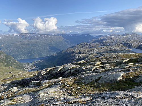 Utsikt mot Røldalsvatnet og skitrekket. Helt til høyre sees Røldalssåta