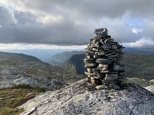 På utsiktstoppen nord(vest) for Elvershei med utsikt helt til Løyningsvatnet