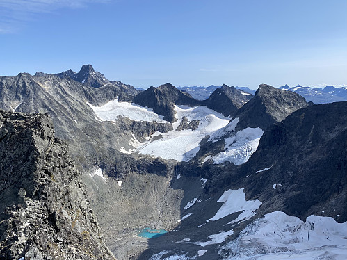 Fra nordryggen på Store Soleiebotntind med praktfull utsikt mot Ringsbotn, hvor Ringsbreen har minket kraftig i senere tid. Vi ser Skagastølsryggen, Midtmaradalstindar og Ringstindar på rekke og rad