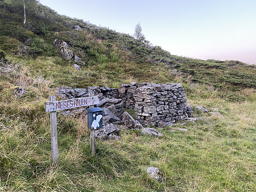 Ved restene av Nesestølen som ligger veldig fint til