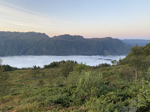 Skodda ligger som et lokk over Stordalsvatnet med Solheimsgrønnuten sentralt