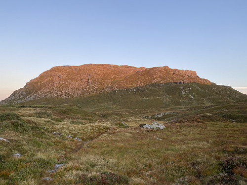 Morgensola gyller toppmassivet