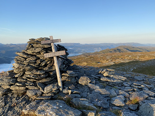 På Håfjellet med utsikt i retning Etne. Stødlehetta er kjenneslig lenger ute til høyre på ryggen