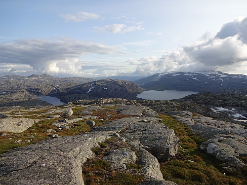 Mot Inste Tinden, Øvre- og Nedre Sandvatnet til høyre, og Røldalssåta og Reinsvatnet til venstre