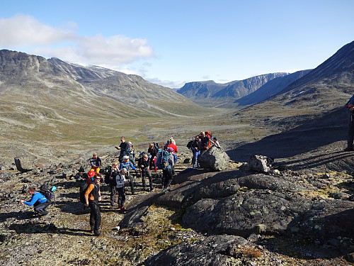 Pause før breen med utsikt over øvre del av Visdalen