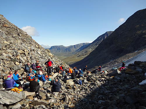 Samling ved innsteget til Visbreen. Her er det utrolig mye løst!