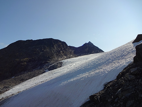 Bratt start på breen fra innsteget. Semelholstindane danner bakteppe