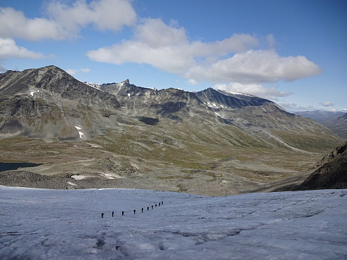 Mot øvre del av Visdalen. Tverrbytthornet og Store Bukkeholdstind stikker seg som vanlig fram