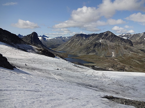 Høyt oppe på Visbreen med tilbakeblikk mot Kyrkjeglupen flankert av Kyrkja og Tverrbytthornet