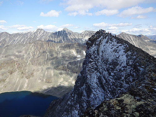 Toppen på Semelholstind sett fra et punkt litt vestenfor. Hellstuguryggen tar seg flott ut i bakgrunnen