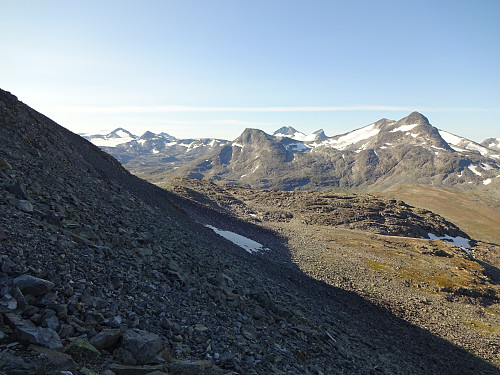 Tilbakeblikk på oppgangen hvor jeg krysset i overkant av snøfonna. Stetind dominerer på andre siden av Leirdalen