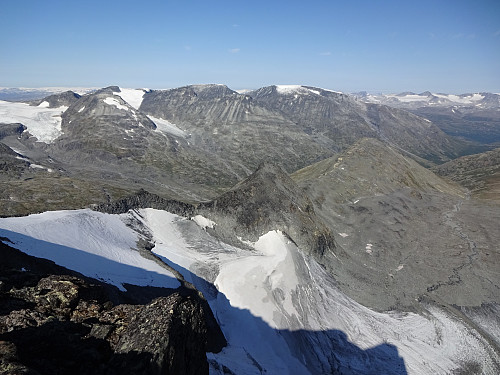 Fra fortoppen mot Tverrbotntindryggen videre nordvestover mot Sauhø. På andre siden av Leirdalen sees tinderekka nord til Loftet