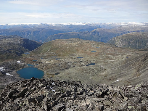 Nedstigning med utsikt mot Soleiebotnen, Tindevegen og helt til Jostedalsbreen