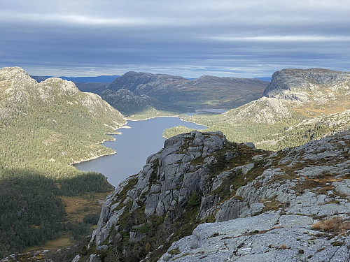 Zoom mot Longavatnet flankert av Liaknuten og Vardhusheia, og med Krunefjell bakerst