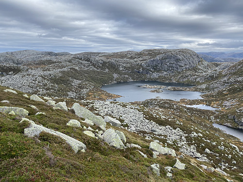 Mot Holmatjødna med Holmaknuten dominerande og Bergeheia bak til venstre. Som bildet viser, pregar veldige steinurder dette området