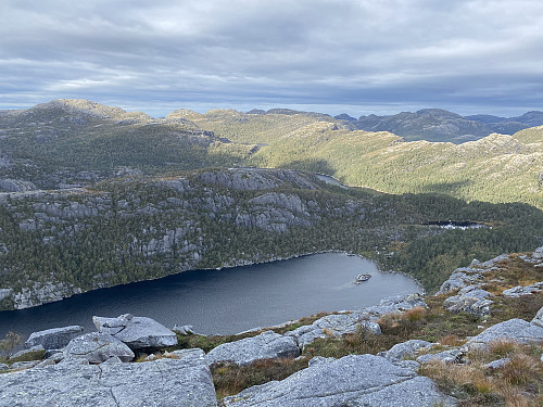 Mot Kvednavatnet, ei rand av Svartavatnet og Gryteholstjødna øverst. Topprekka strekker seg frå Godlifjellet til Ternefjell