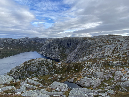 Mot toppen av Steinfjellet og nordveggen mot Skivatnet, naturleg nok kalla Skivassfjellet på gamle kart