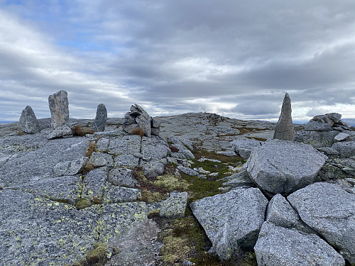 Vardesett sekundærtopp like vest for hovudtoppen på Steinfjellet, som sjåast i bakgrunnen. Mellom toppane er det eit bratt tverrgåande skard