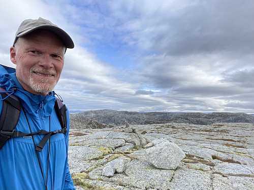 På den lite markerte hovudtoppen på Steinfjellet. I bakgrunnen sjåast ryggen frå Bergeheia til Holmaknuten