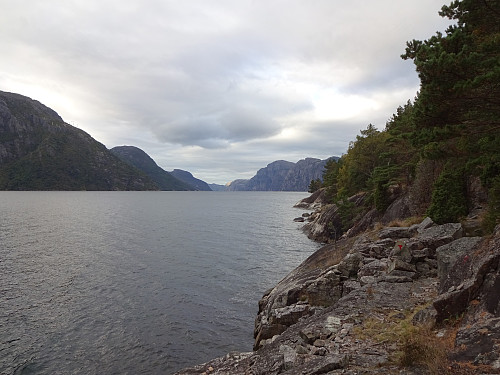 Det er god, men kupert T-merka sti mellom Songesand og Bakken. Neverdalsfjellet dominerer i bakgrunnen