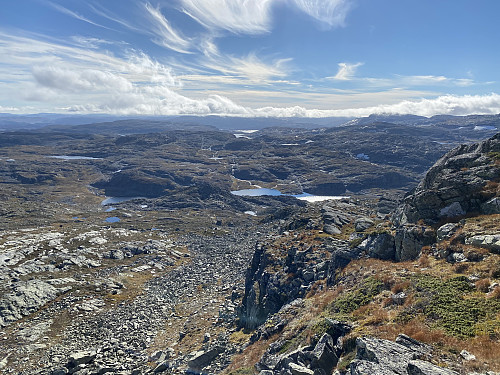 Utsikt sørover mot Holmavatnet med bl.a. Fitjanuten dekket av skyer