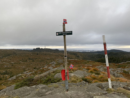 På toppen med utsikt mot Steinsfjellet og Haugesund