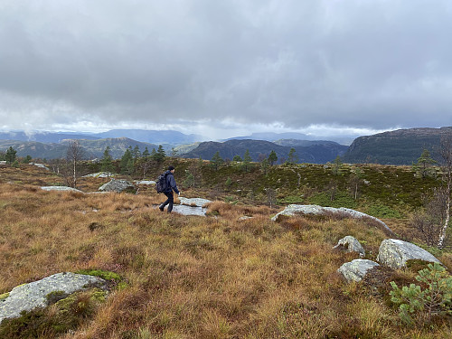 Vidare mot Osberg følger me moreneryggen i framgrunnen. Skute sjåast sentralt i bildet, og Grytenuten og Fjetlandsnuten skimtast i skodda bakerst