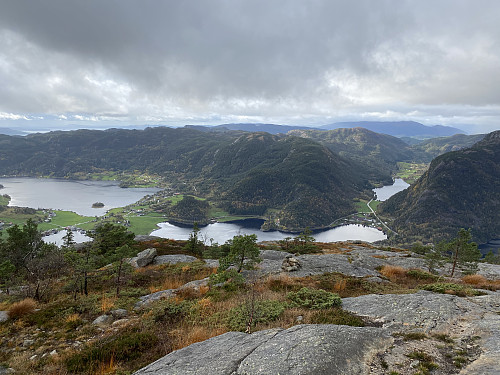 På kanten av Osberg med heile Erfjord under oss. Me ser Bogsfjorden og Vik med Føljesvollvatnet