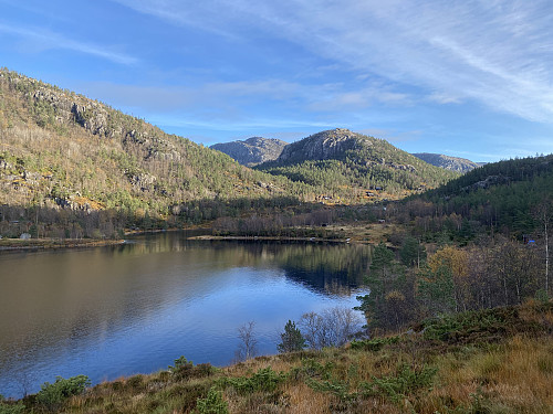 Praktfull haustmorgon i Grimsli med Solknuten dominerande. Liarvatnet er smekkfullt etter ein periode med mykje nedbør