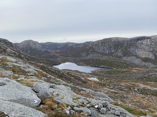 Lenger oppe på ryggen med utsikt mot Midtjødna og Båtskleiv med Tindafjellet og Hjelmen