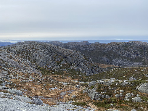 Oppunder toppen av Veraheia med nokså anonym utsikt mot Nystøldalen, men sentralt i bakgrunnen er både Krøysaheia og Bergeheia kjenneslege