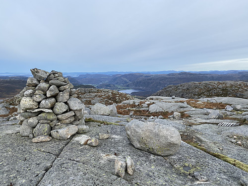 Ved toppvarden på Veraheia med utsikt mot Årdal