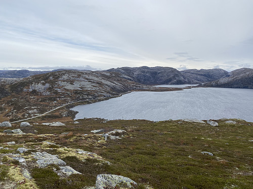 Frå oppunder toppen av Jamnarheia med utsikt mot Storaeidet mellom Litla og Stora Sandvatnet