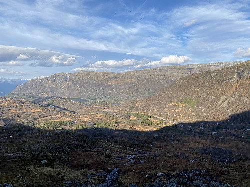 Et stykke oppe i bratthenget med tilbakeblikk mot Korlevoll og Løyningsvatnet. Det meste av oppstigningen gikk dessverre i skyggen