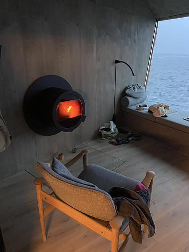 Fyr på peisen i hytta vår Tjodgerd