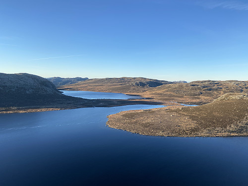 Meir vestleg utsikt over Krokavatnet og Venavatnet. Dei dominerande toppane er Venafjellet og Vardhusheia med sistnevnte flankert av Naganibba og Reinaknuten